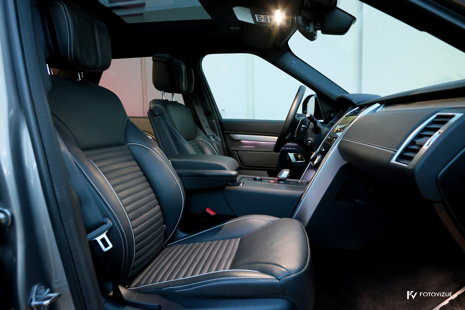 Land Rover Discovery HSE interior