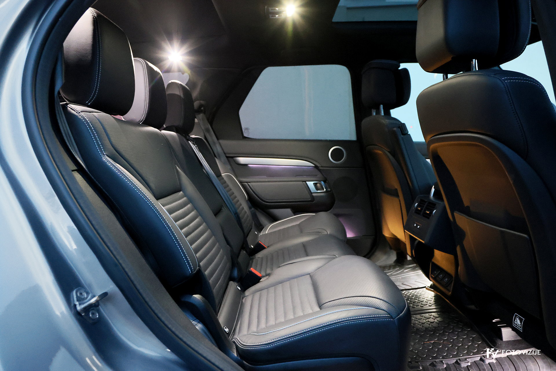 Land Rover Discovery HSE interior