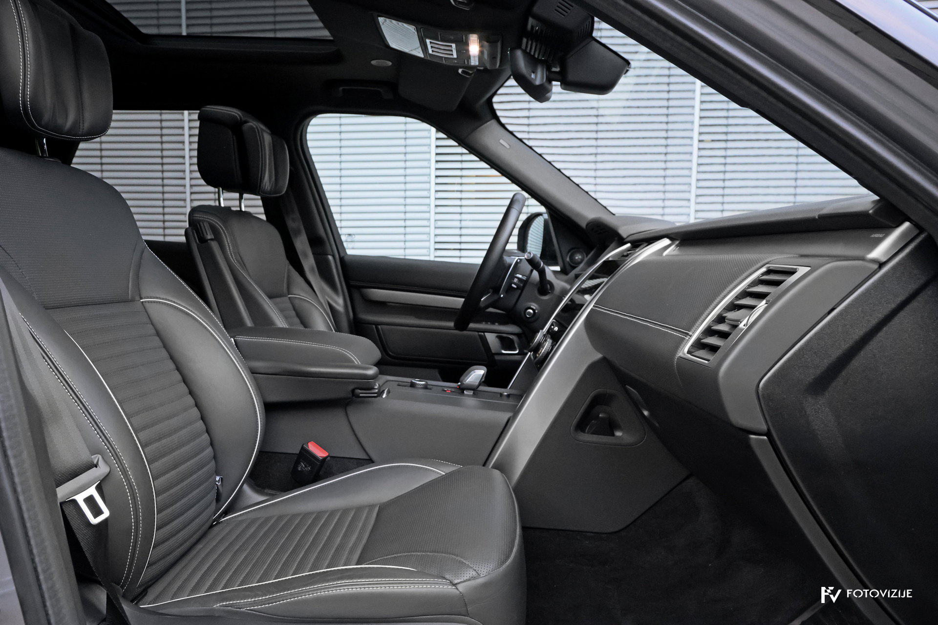 Land Rover Discovery HSE interior
