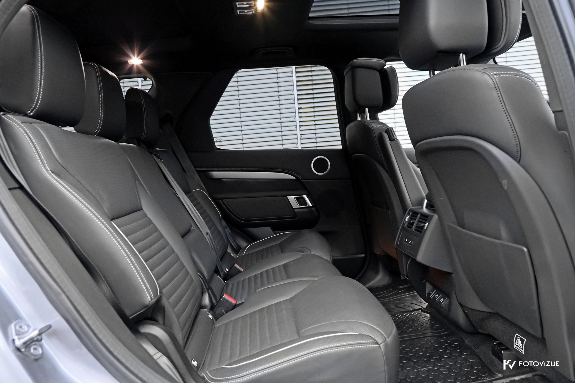 Land Rover Discovery HSE interior