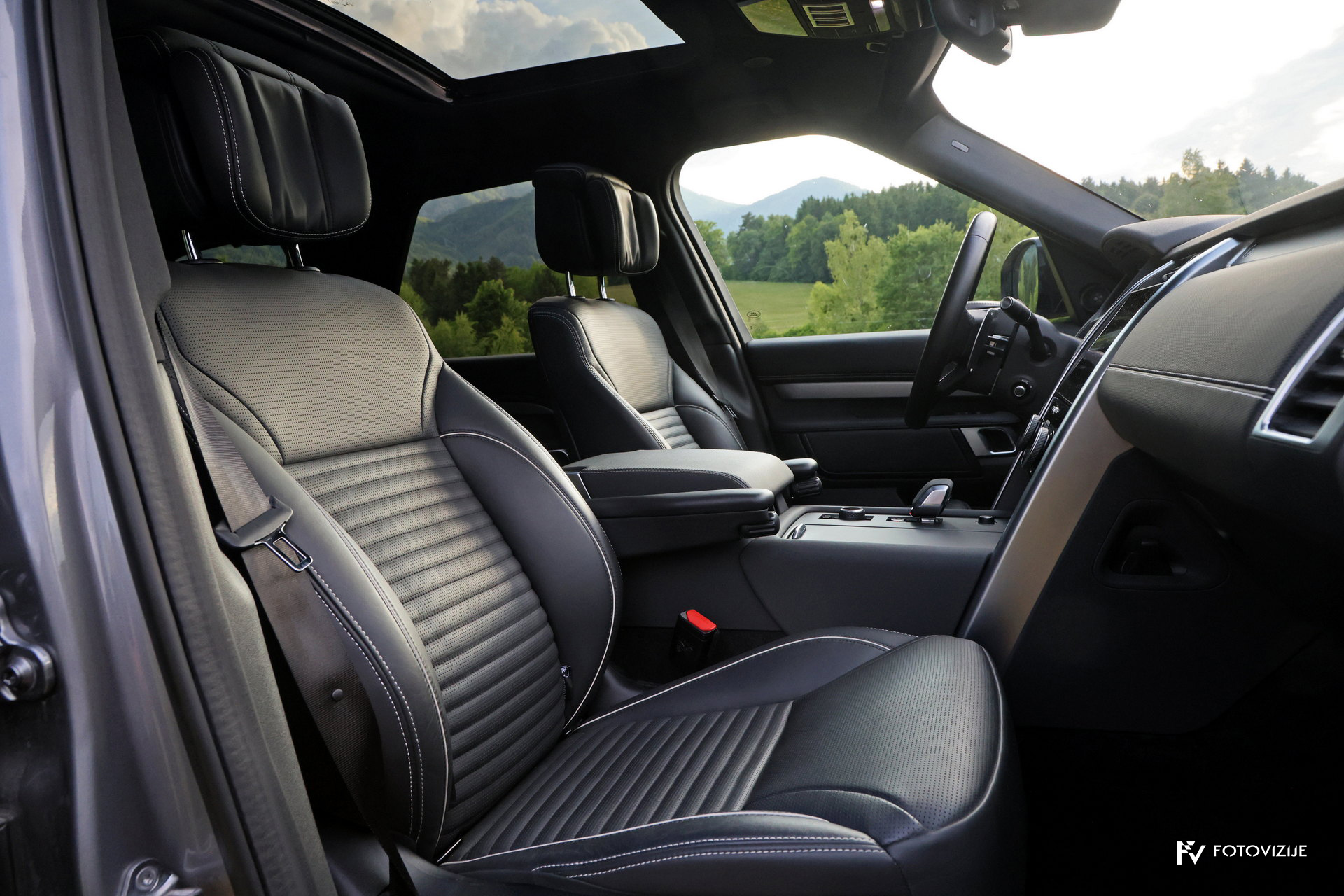 Land Rover Discovery HSE interior