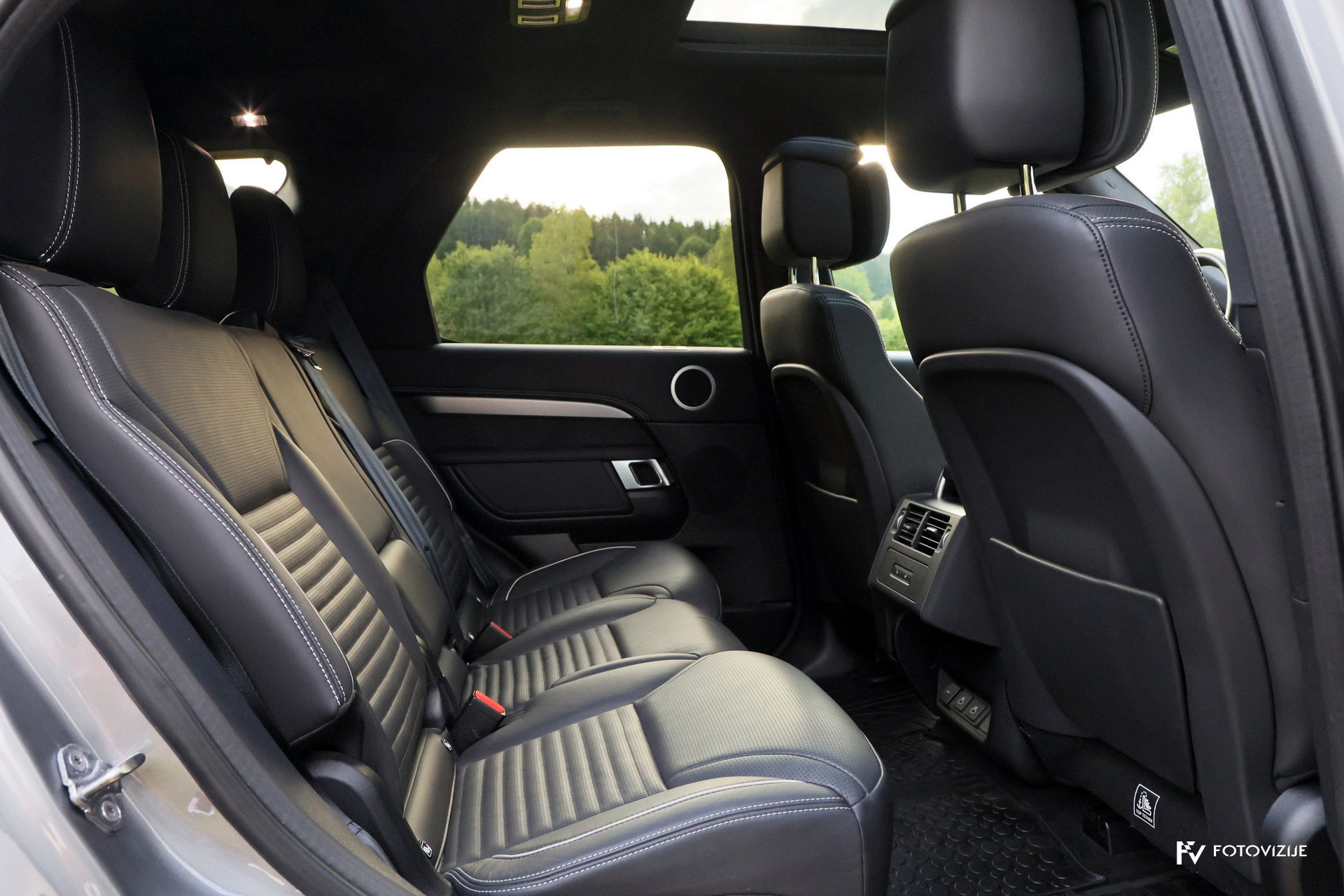 Land Rover Discovery HSE interior