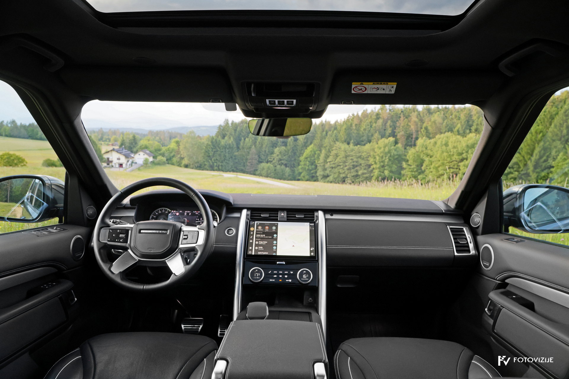Land Rover Discovery HSE interior