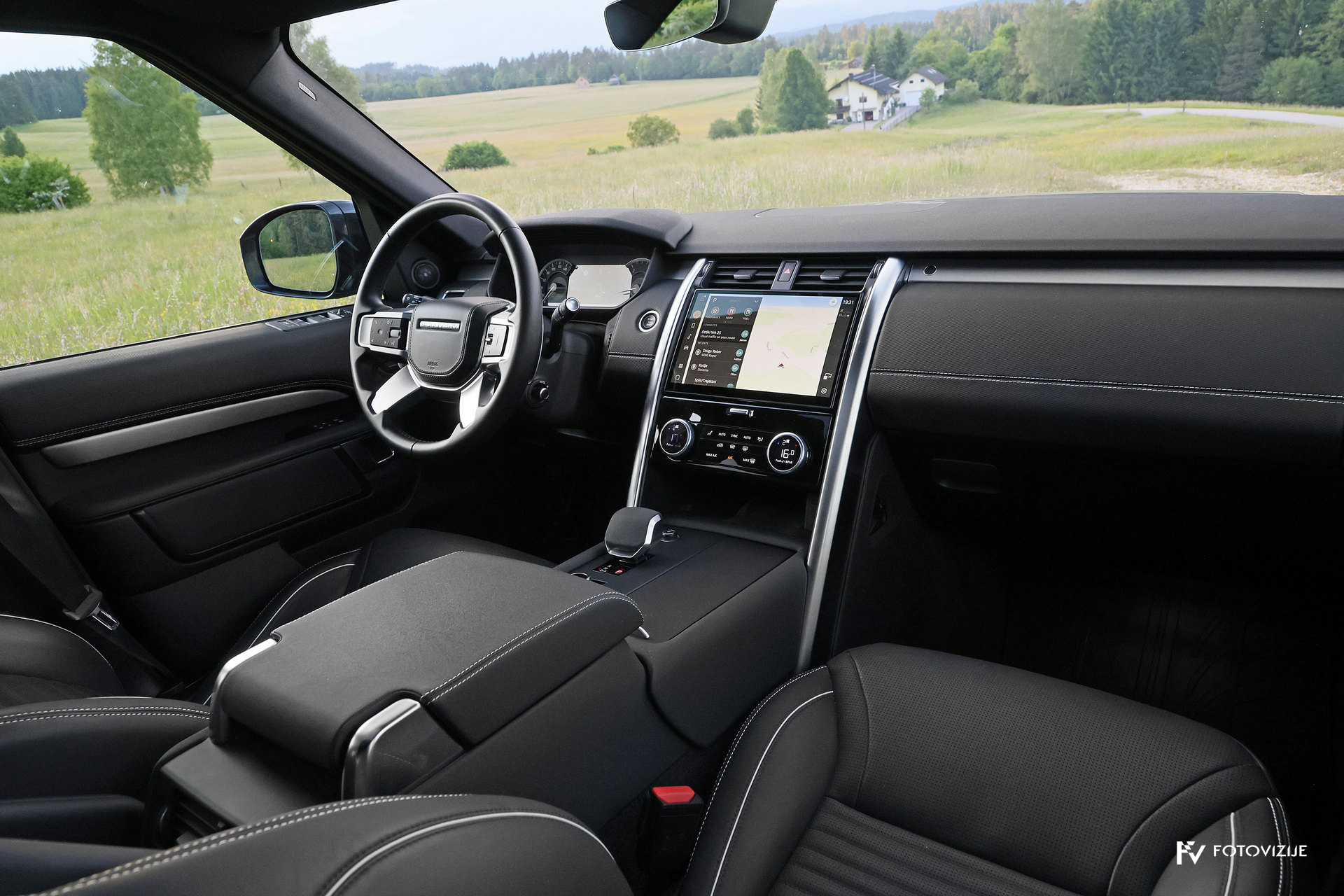 Land Rover Discovery HSE interior