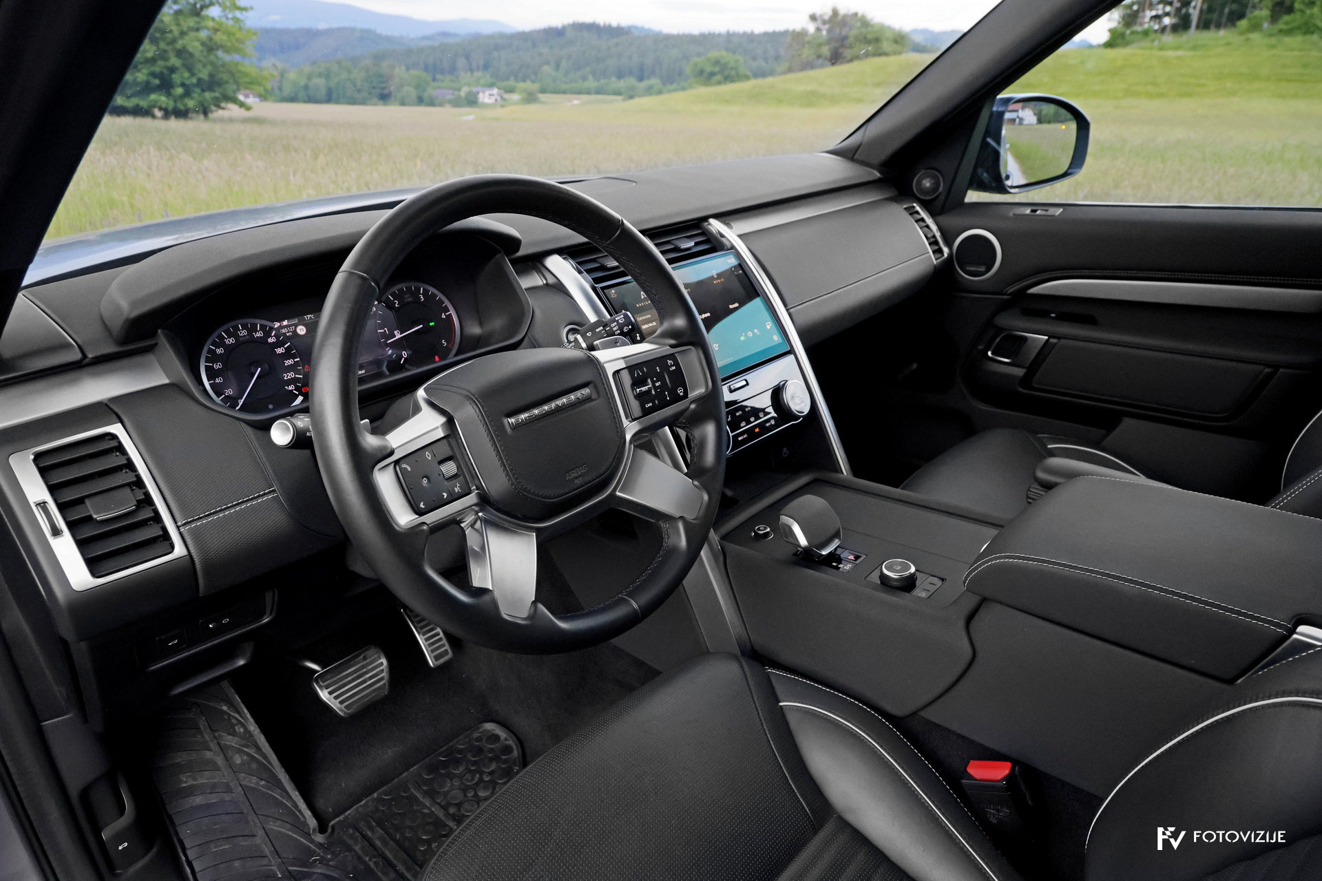 Land Rover Discovery HSE interior