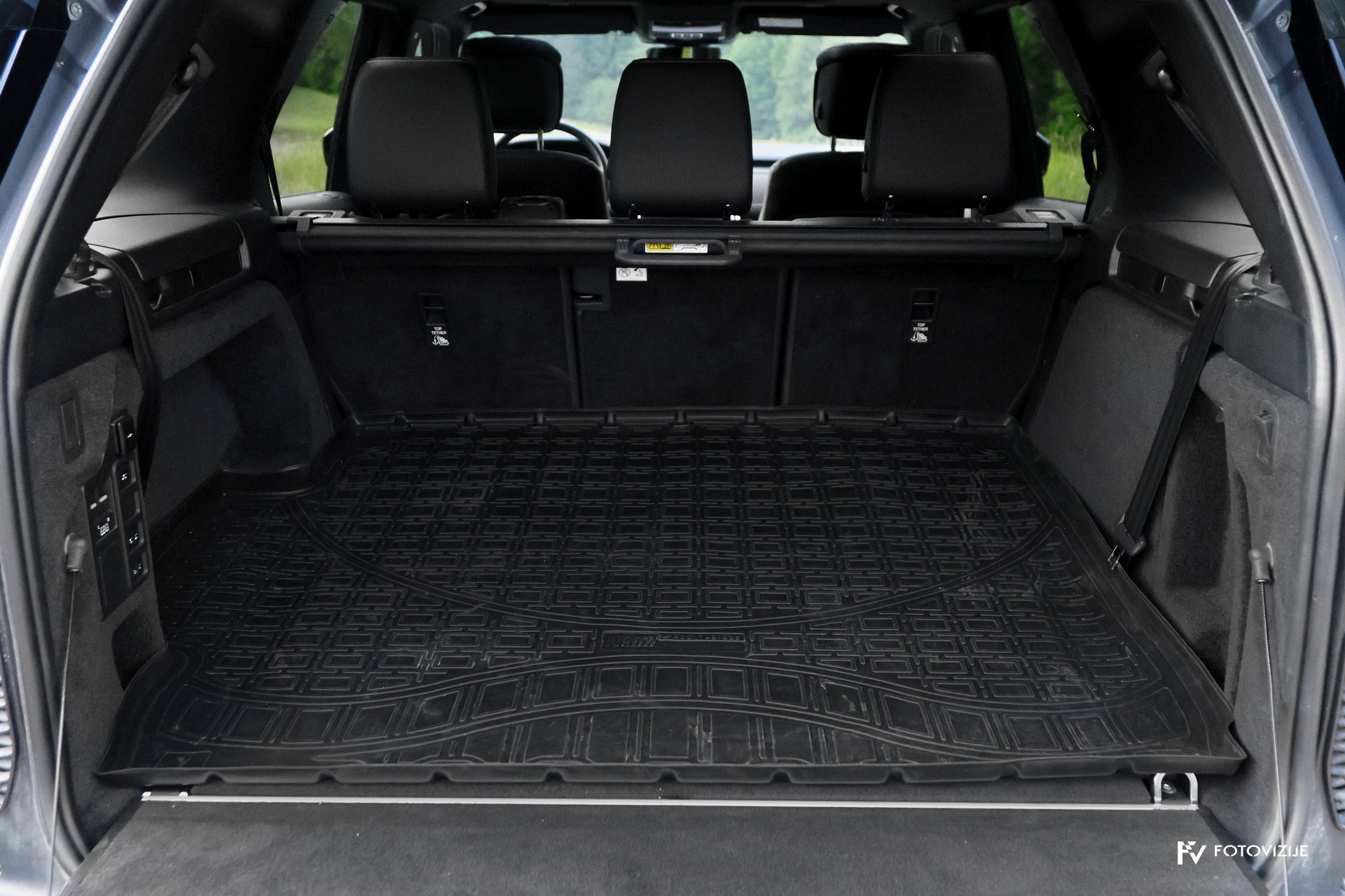 Land Rover Discovery HSE boot