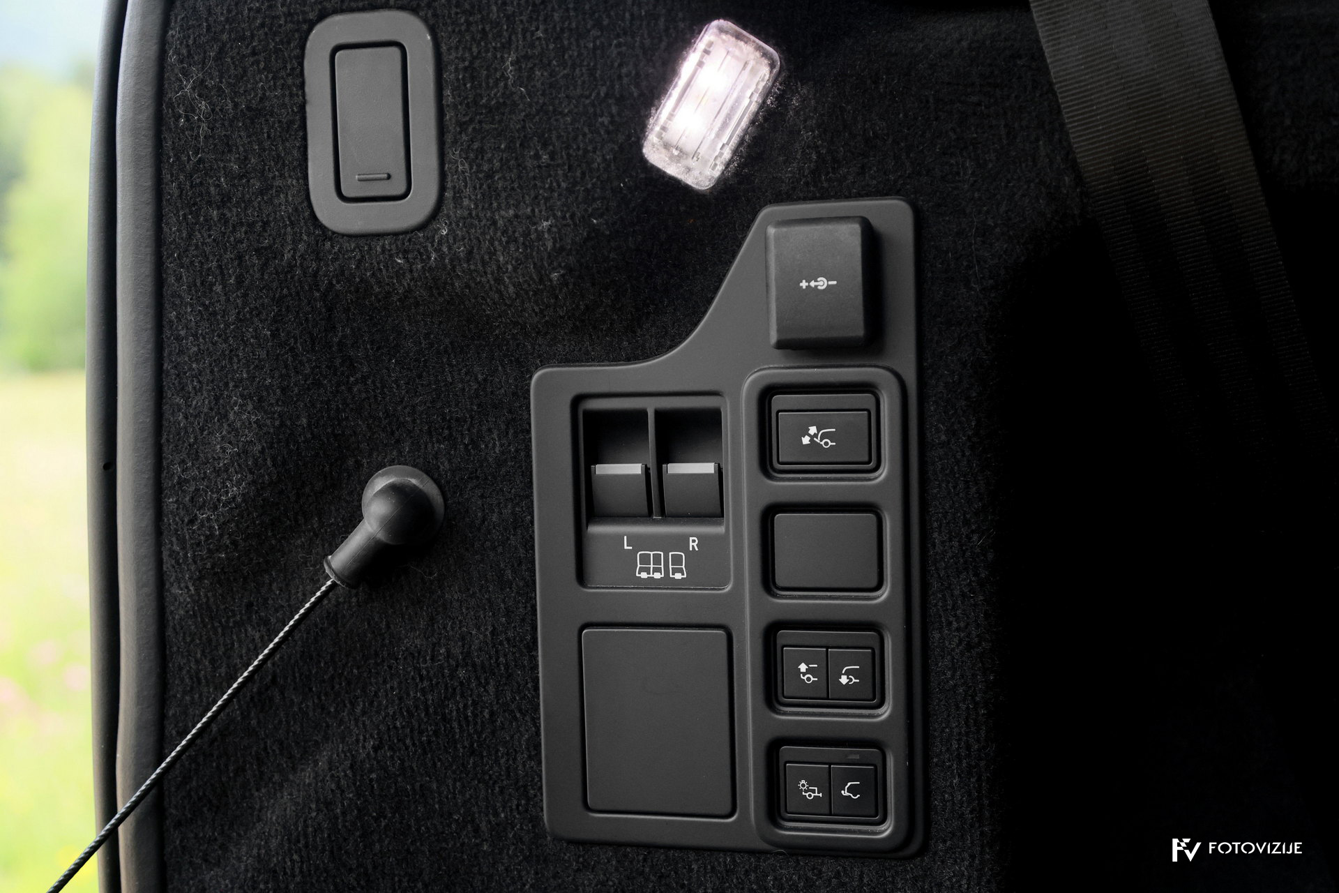 Land Rover Discovery HSE boot