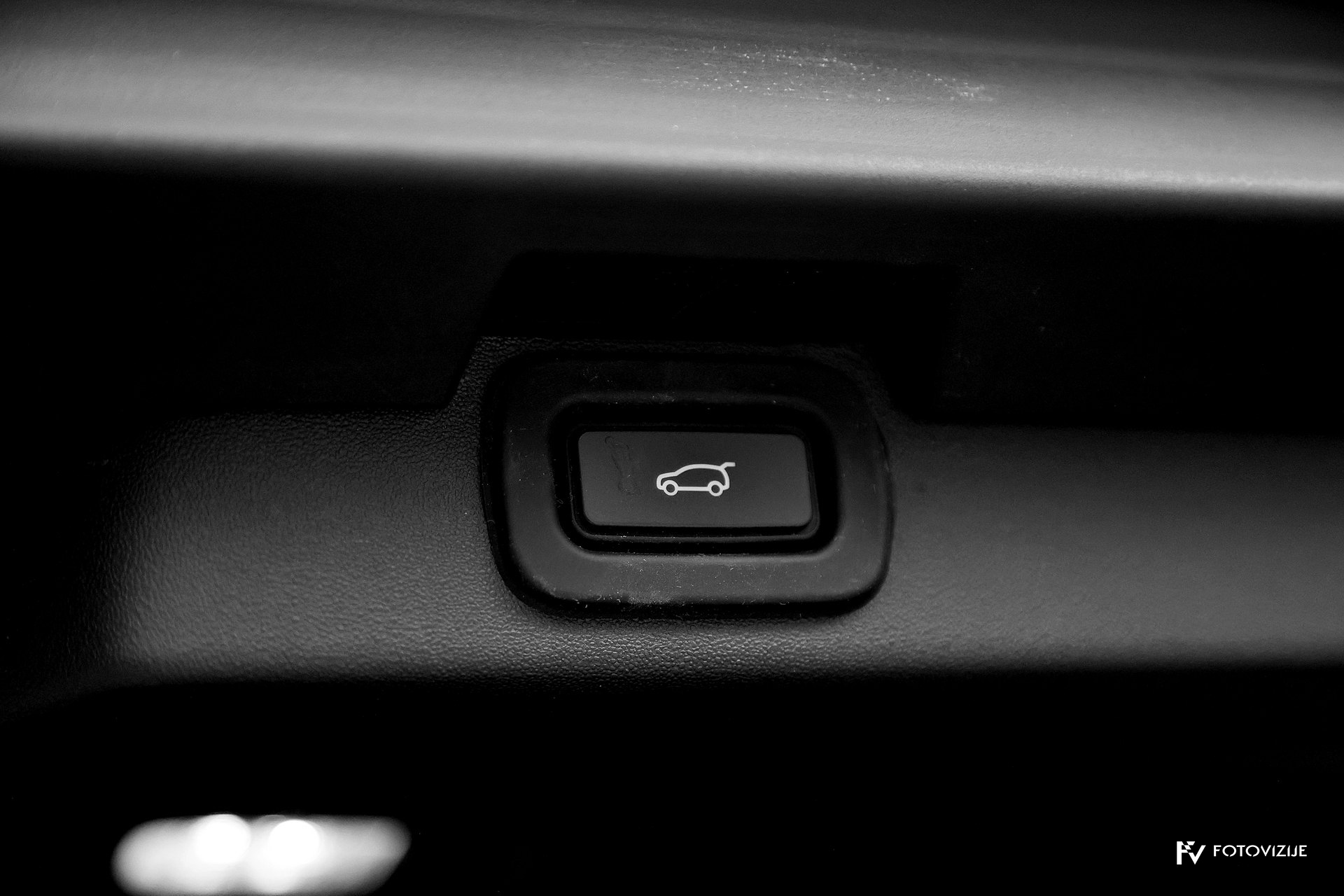 Land Rover Discovery HSE boot
