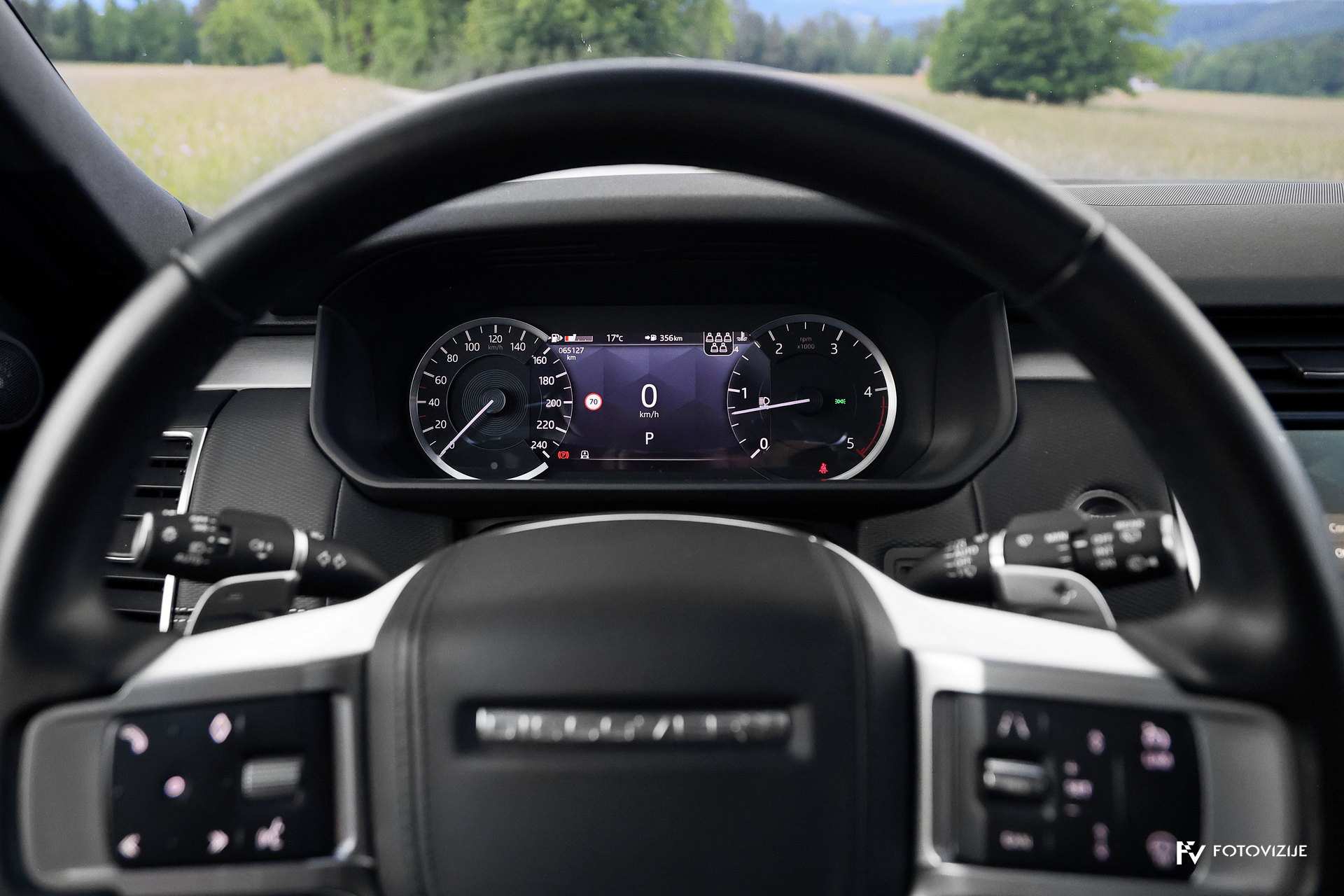 Land Rover Discovery HSE dashboard