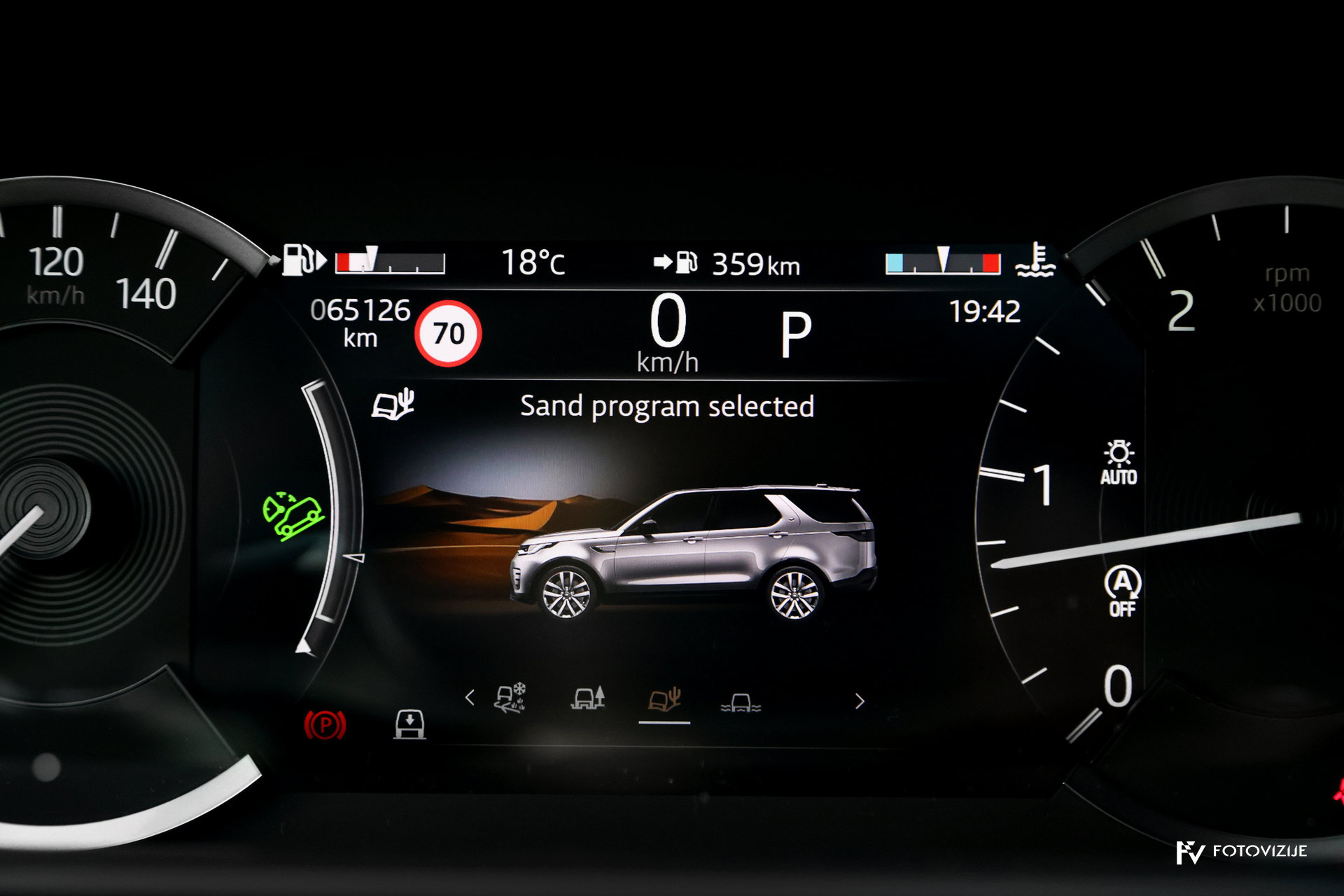 Land Rover Discovery HSE dashboard