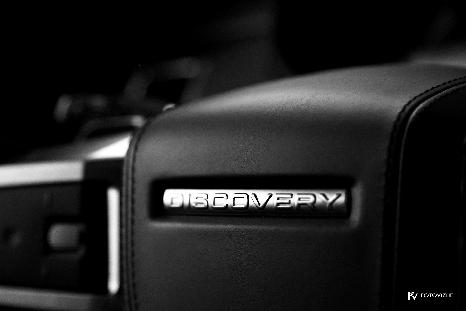 Land Rover Discovery HSE steering wheel