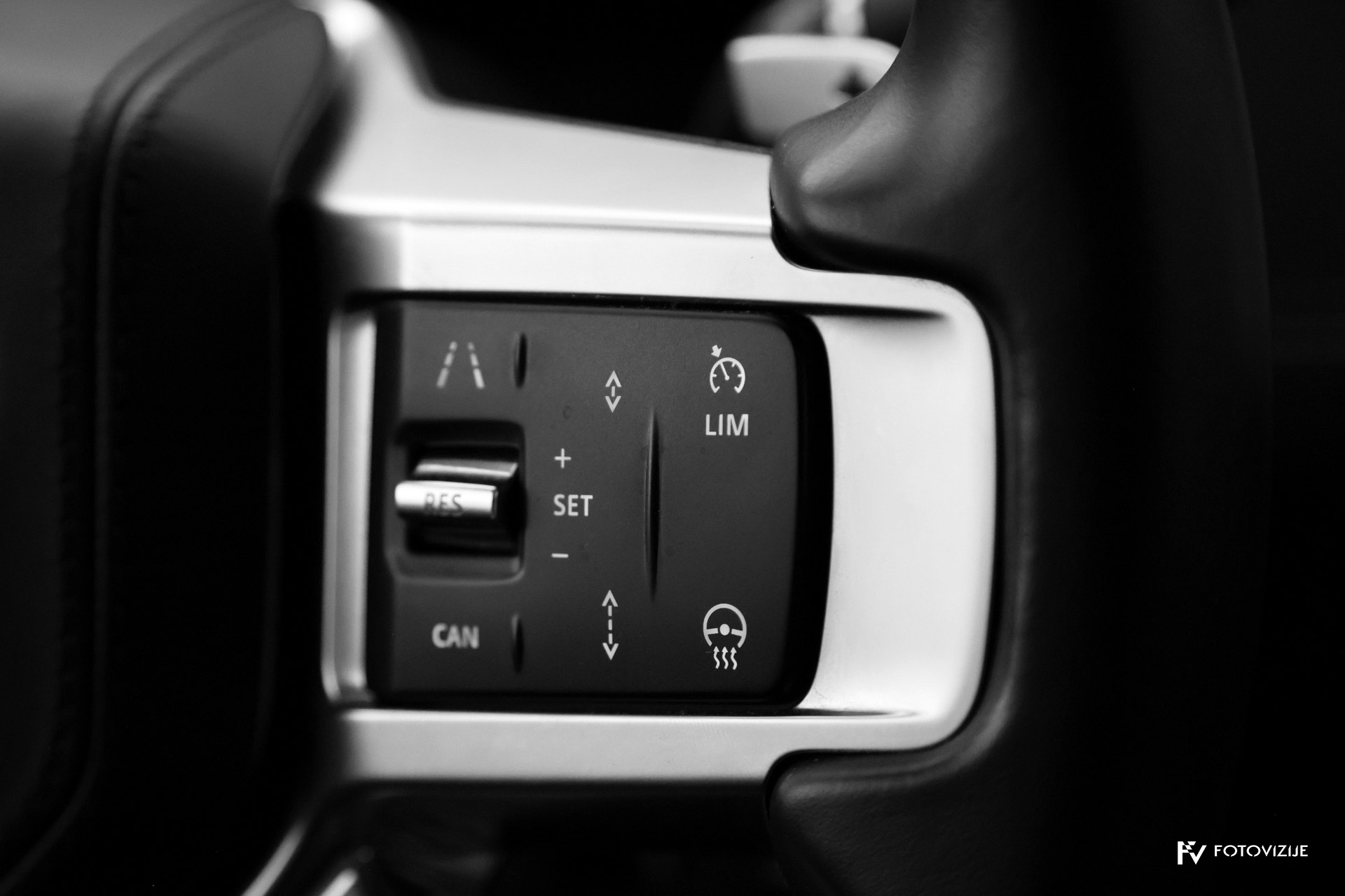 Land Rover Discovery HSE steering wheel