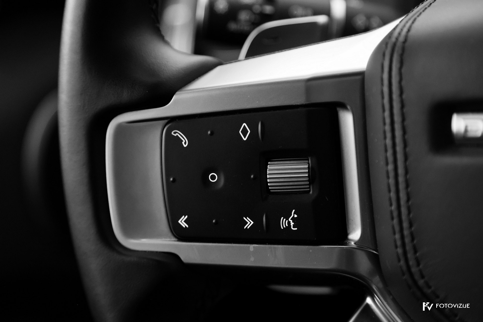 Land Rover Discovery HSE steering wheel