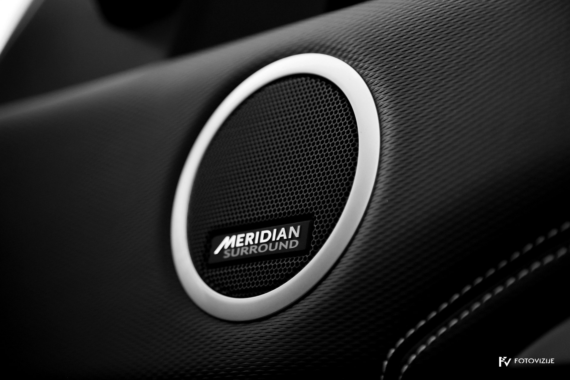 Land Rover Discovery HSE Meridian sound system