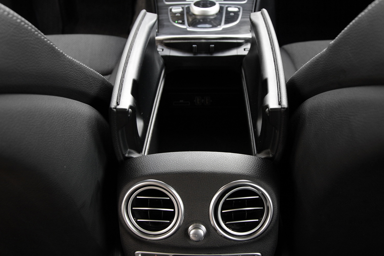 Mercedes-Benz C-razred 220d limuzina - predal pod naslonom za roke in šobe ventilacije zadaj