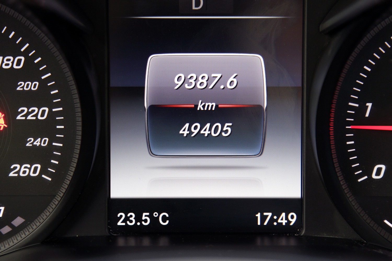 Mercedes-Benz C-razred 220d limuzina - zaslon med merilniki