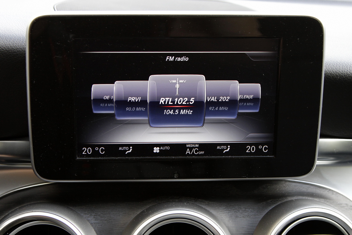 Mercedes-Benz C-razred 220d limuzina - osrednji zaslon - audio sistem