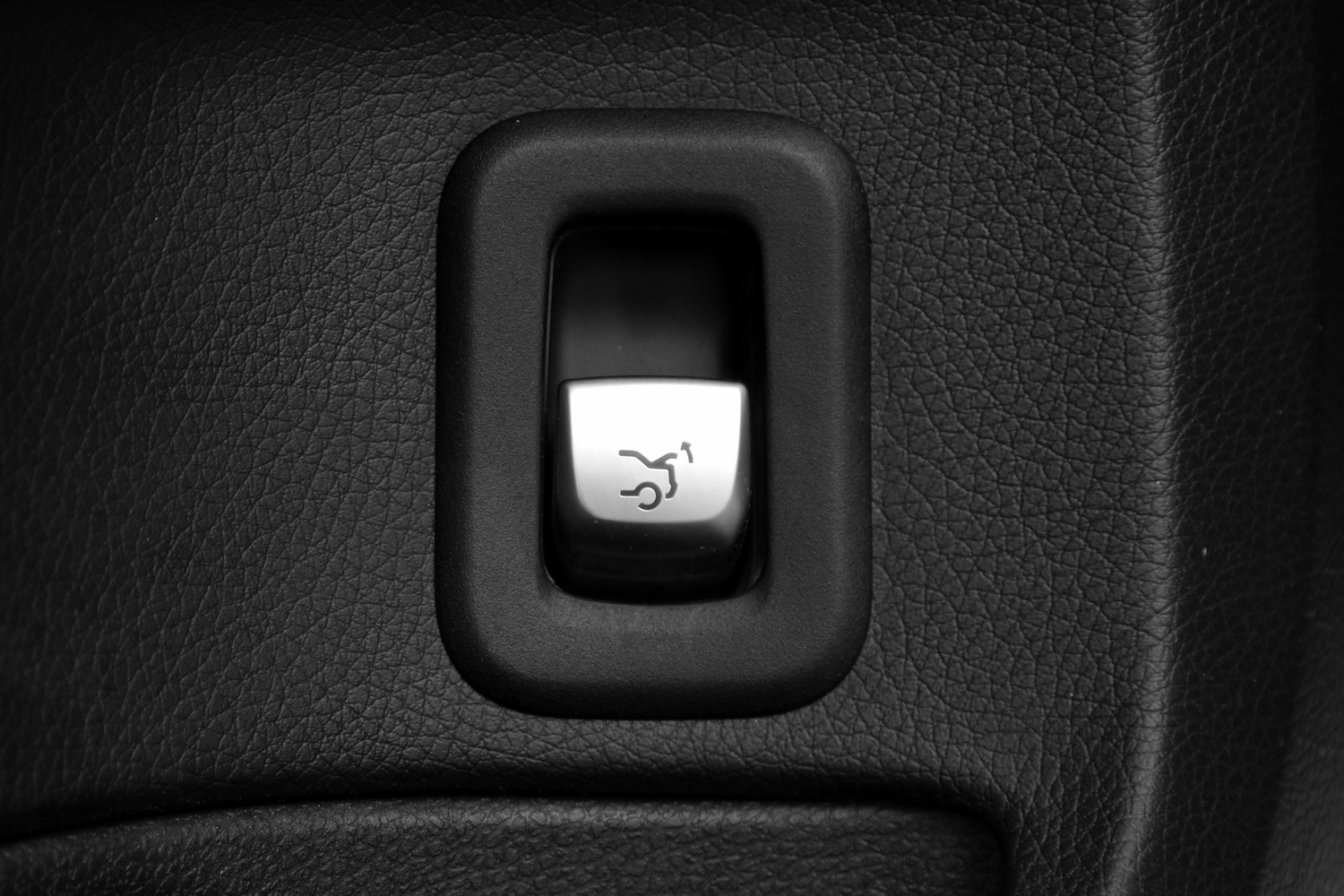 Mercedes-Benz C-razred 220d limuzina - električno odpiranje prtljažnika - gumb na obeh prednjih vratih