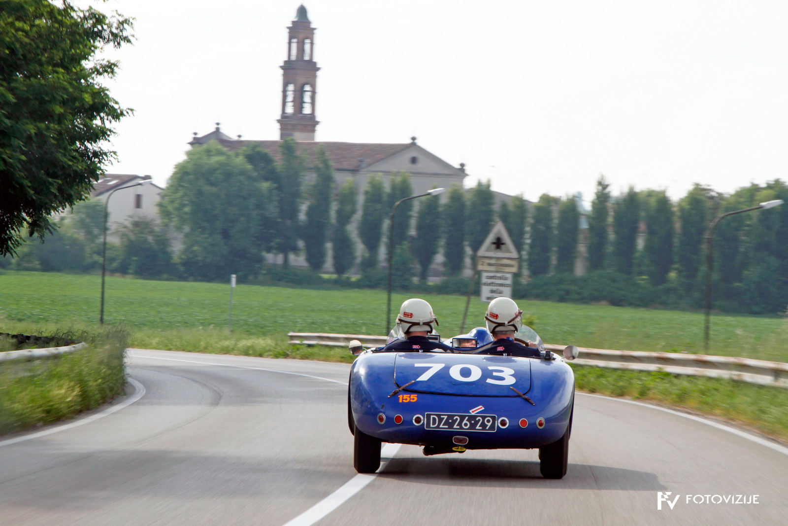 Tipičen pogled z dirke - prepoznavno italijanska krajina starodobnik in nič kaj počasna vožnja.