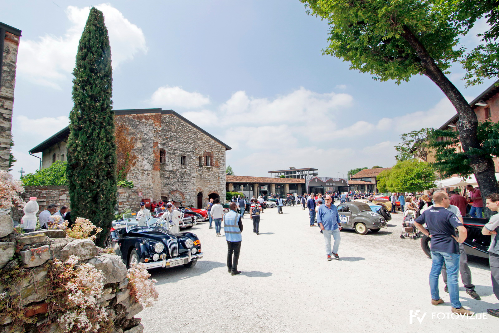 Mille Miglia 2018: Dvorišče muzeja Mille Miglia v Brescii se je pred štartom napolnilo z dragocenimi avtomobili