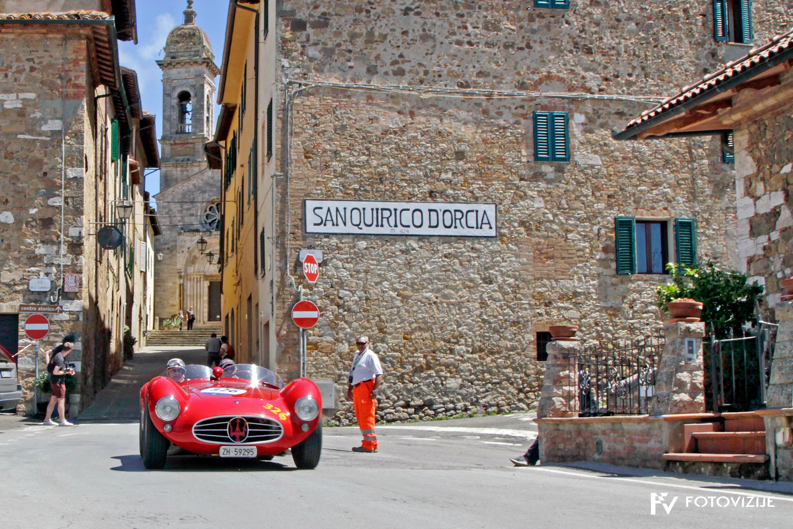Mille Miglia 2018: Čudoviti maserati A6 GCS 53 Fantuzzi zapušča kraj, kjer stoji spomenik Taziu Nuvolariju, v spomin na njegovo zmago leta 1930