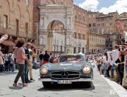 Mille Miglia 2018: Mercedes 300 SL na znani Piazzi del Campo, v osrčju Siene