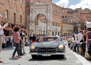 Mille Miglia 2018: Mercedes 300 SL na znani Piazzi del Campo, v osrčju Siene