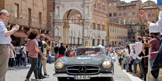 Mille Miglia 2018: Mercedes 300 SL na znani Piazzi del Campo, v osrčju Siene