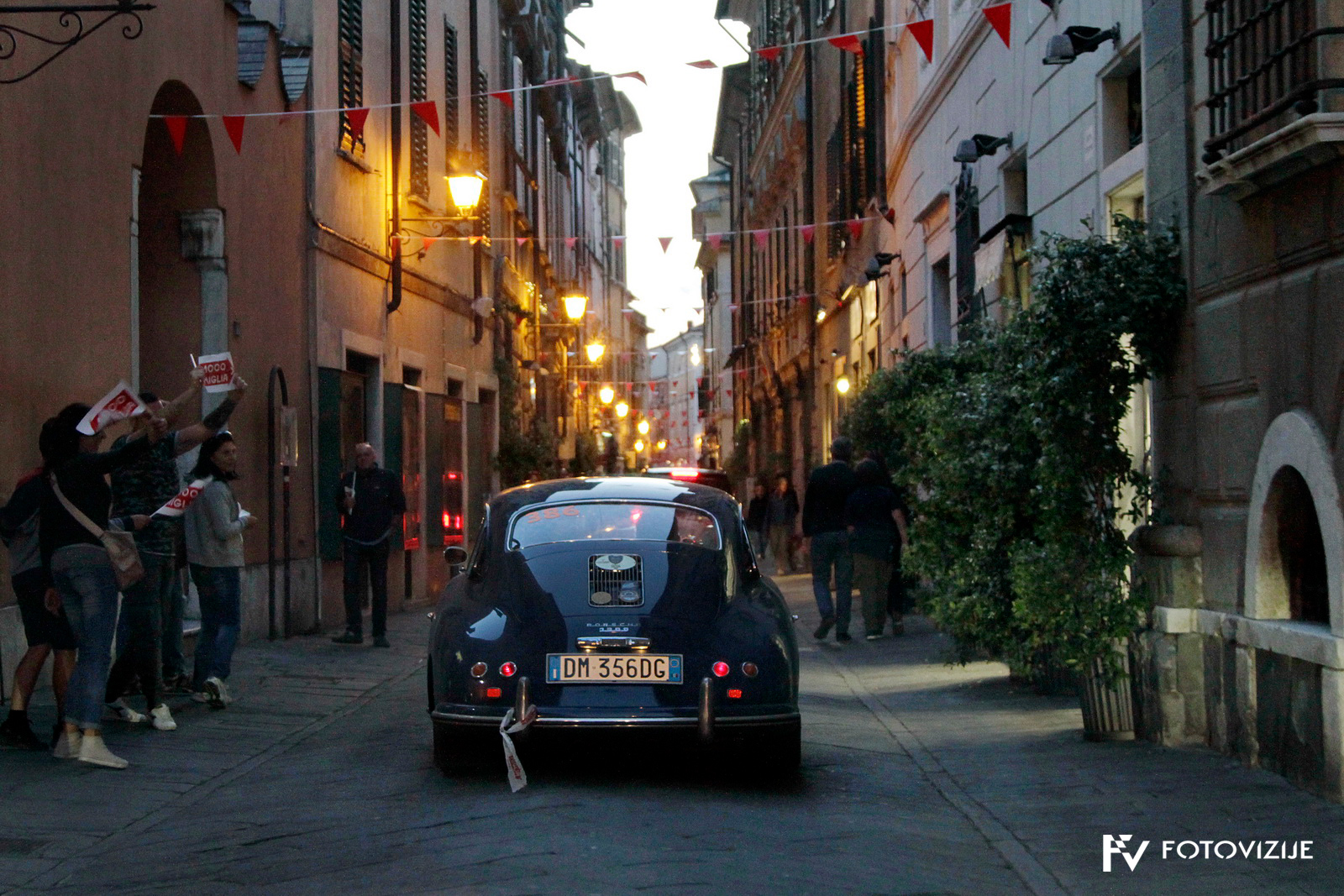 Mille Miglia 2018: Tudi ob večernih prihodih v mesta so nas pozdravljale rdeče zastavice