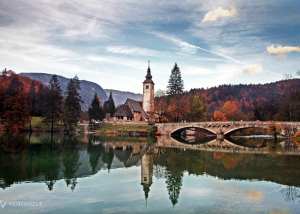 Bohinjsko jezero in cerkvica v jeseni