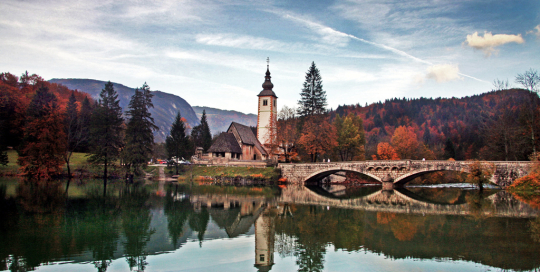 Bohinjsko jezero in cerkvica v jeseni