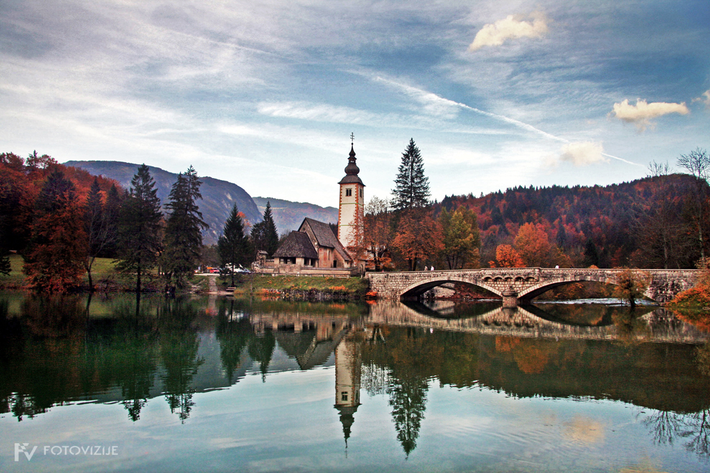 Bohinjsko jezero in cerkvica v jeseni