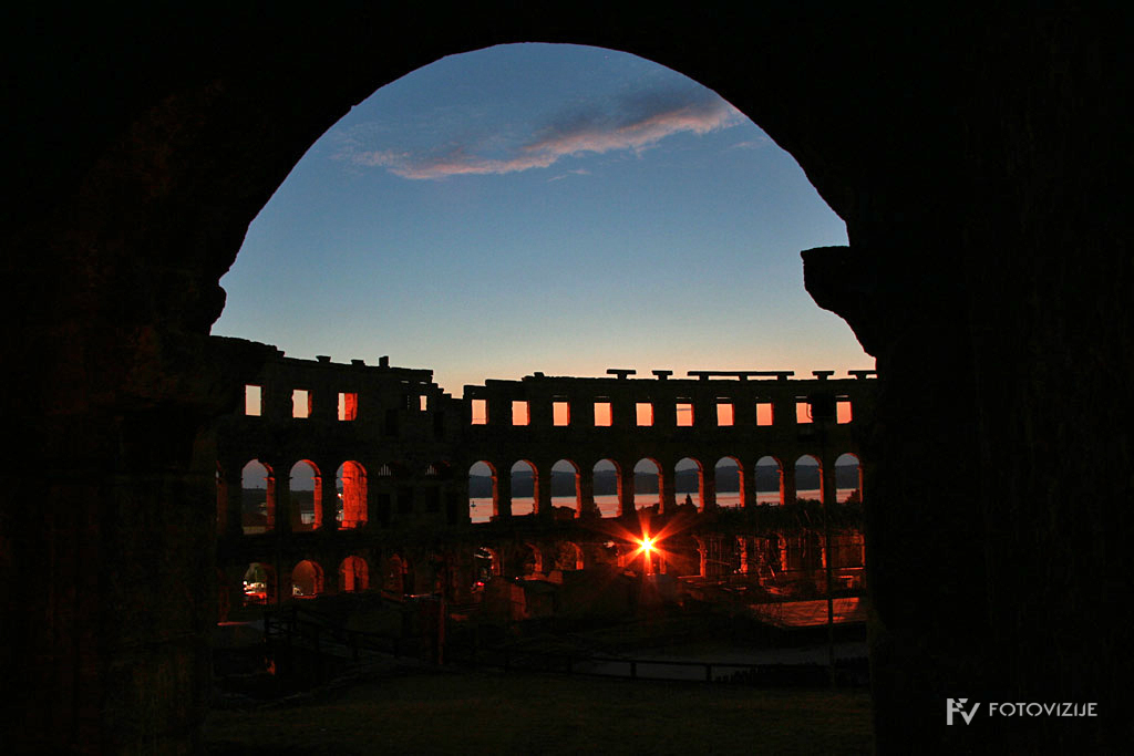 Arena Pula ponoči