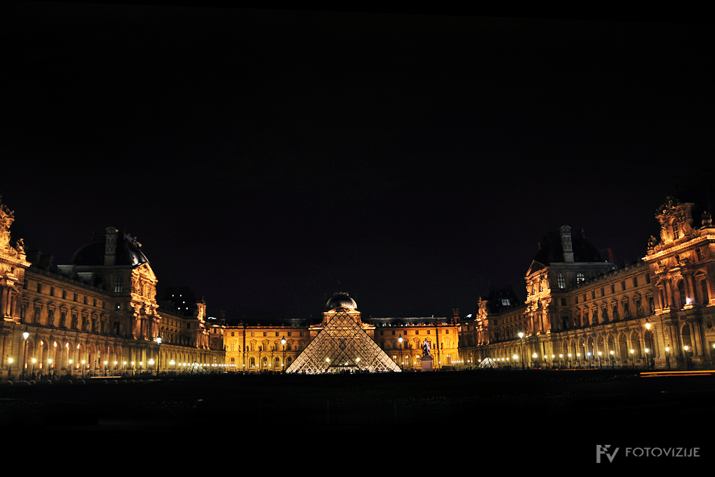 Muzej Louvre ponoči