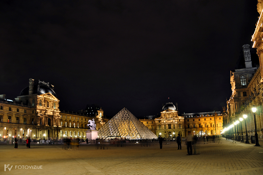 Muzej Louvre ponoči